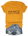 Détail d'un t-shirt jaune moutarde avec texte et short en jean bleu délavé - S / Jaune Moutarde (Texte Noir)