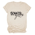 T-shirt grafica beige Just a Small Town Girl con maniche arrotolate e girocollo - S / Sabbia (Font Nero)
