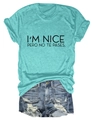 Mise à plat d'un t-shirt aqua à message avec short en jean au style estival décontracté - Bleu Eau Profonde (Police Noire)