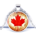Dettaglio della collana con ciondolo in argento e foglia d'acero rossa canadese - Stile Retrò in Carta Kraft (JY007841-3)