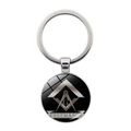 Dettaglio del ciondolo massonico rotondo con squadra e compasso su portachiavi in argento - Stile Logo Testo FREEMASON (JY007851-11)