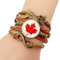 Détail d'un bracelet multicouche en cuir tressé avec breloque infini et cabochon feuille d'érable - Style Charme Infini (JY007846-10)