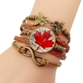 Dettaglio del bracciale multistrato in pelle intrecciata con bandiera del Canada e farfalla - Stile Avvolgente Boemo (JY007846-4)