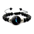 Gros plan du bracelet de basket-ball en perles noires mates avec silhouette de joueur - Silhouette Dunk Géométrique Colorée (JY007835-6)