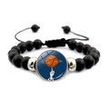 Détail du bracelet de basket-ball avec perles noires mates et cordon tressé ajustable - Motif de Basket Tournant sur le Doigt (JY007835-5)