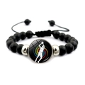 Détail du bracelet de basket en perles mates noires avec cordon ajustable et breloque sport - Silhouette de Tir Blanche avec Texture Colorée (JY007835-3)