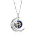 Detailansicht silberner hohler Mondsichel-Anhänger mit blauem Evil Eye auf weißem Hintergrund - Blau-Gold Geometrisches Auge (JY007911-11)