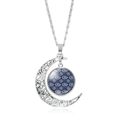 Makroaufnahme der silbernen Hohlmond-Halskette mit blauem Evil-Eye-Anhänger - Vintage Dunkelblaues Muster (JY007911-6)