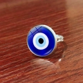 Verstellbarer Evil Eye Ring mit blauem Glasauge auf silberfarbenem Metallband - Dunkelblaue Pupille (JY007909-1)