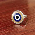 Verstellbarer silberner Evil Eye Ring mit blauem türkischen Auge auf rustikalem Holztisch - Goldumrandete Blaue Pupille (JY007909-3)