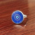 Silberner Evil Eye Ring mit blauem Glas-Cabochon auf einem Vintage-Holzhintergrund - Hellblaue Weiße Basis (JY007909-4)