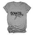 Dettaglio della scritta 'just a small TOWN girl' e cuore su una t-shirt grigia casual - S / Grigio Scuro (Font Nero)