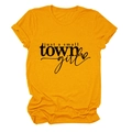 Dettaglio della stampa just a small town girl su t-shirt in cotone giallo senape girocollo - S / Giallo Senape (Testo Nero)