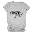 Détail de l'imprimé Just a Small Town Girl sur un t-shirt en coton gris chiné à manches - Gris Clair (Police Noire)
