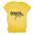 Détail de l'imprimé 'just a small TOWN girl' sur un t-shirt à manches courtes jaune gingembre - Jaune (Police Noire)