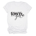 Détail d'un t-shirt blanc en coton avec le slogan noir Just a small TOWN girl imprimé - Blanc (Police Noire)