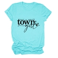 Vue à plat détaillée du t-shirt turquoise avec impression graphique just a small town girl - Bleu Eau Profonde (Police Noire)