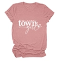 Détail d'un t-shirt rose avec l'inscription blanche Just a Small Town Girl et motif cœur - Or Rose (Police Blanche)