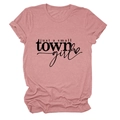 Détail de l'imprimé just a small town girl sur t-shirt rose poudré à manches courtes - Or Rose (Police Noire)