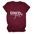 Détail du t-shirt bordeaux montrant l'imprimé texturé et le tissu en coton doux - Rouge Vin (Police Blanche)