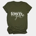 Détail des manches retroussées et de l'imprimé graphique sur t-shirt coton olive - Vert Armée (Police Blanche)