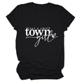 Détail de l'imprimé Just a Small Town Girl blanc sur un t-shirt noir décontracté pour femme - Noir (Police Blanche)