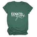 Détail de l'imprimé just a small TOWN girl sur t-shirt en coton vert forêt avec cœur - Vert Rétro (Police Blanche)