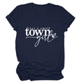 Détail de l'imprimé blanc Just a Small Town Girl sur un t-shirt en coton bleu marine - Bleu Marine (Police Blanche)