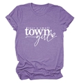 Détail de l'imprimé Just a Small Town Girl sur t-shirt en coton violet chiné - Violet (Police Blanche)