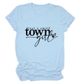 Détail du slogan just a small town girl et motif cœur sur un t-shirt en coton bleu clair - Bleu Clair (Police Noire)