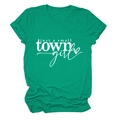 Détail de la manche retroussée et de l'imprimé Just a Small Town Girl sur t-shirt vert - Vert Foncé (Police Blanche)