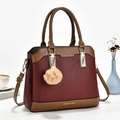 Borsa a tracolla in pelle marrone rossastro con finiture scure e ciondolo pompon - Borgogna
