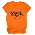 Détail d'un t-shirt en coton orange doux avec motif imprimé Just a Small Town Girl et cœur - Orange (Police Noire)