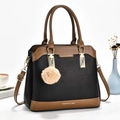 Borsa a tracolla chic di grande capacità in pelle nera e marrone con palla di peluche - Nero