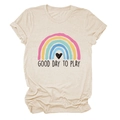 Détail du slogan 'GOOD DAY TO PLAY' et de l'imprimé cœur arc-en-ciel sur t-shirt beige - S / Sable