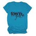 Gros plan sur l'imprimé 'Just a small town girl' sur un t-shirt bleu chiné en coton - Bleu Lac (Police Noire)