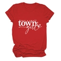 Détail du t-shirt rouge en coton avec lettrage blanc Just a Small Town Girl imprimé - Rouge (Police Blanche)