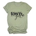Détail de l'imprimé Just a small town girl sur t-shirt en coton vert sauge - Vert Olive (Police Noire)