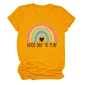 Détail d'un t-shirt en coton jaune avec imprimé arc-en-ciel et texte GOOD DAY TO PLAY - S / Jaune Moutarde