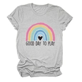 Gros plan sur l'imprimé arc-en-ciel et le motif cœur sur le T-shirt gris à manches courtes - S / Gris clair