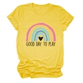 Dettaglio di una t-shirt gialla a girocollo con stampa arcobaleno Good Day to Play e risvolto - Taglia S / Giallo