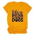 Detail van een mosterdgeel katoenen t-shirt met Life is Better With Dogs hondenprint - S / Mosterdgeel (Zwarte Tekst)