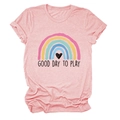 Dettaglio della maglietta rosa chiaro con stampa arcobaleno e scritta Good Day to Play - Taglia S / Rosa