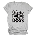 Detailansicht des Life is Better With Dogs Grafikdrucks auf grauem Baumwoll-T-Shirt - Hellgrau (Schwarze Schrift)