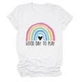 Dettaglio maglietta bianca in cotone con stampa arcobaleno e testo Good Day To Play - Taglia S / Bianco