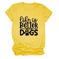 Nahaufnahme des Life is Better With Dogs Grafikdrucks auf ingwergelbem Baumwoll-T-Shirt - Gelb (Schwarze Schrift)