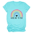 Dettaglio della stampa arcobaleno e cuore con testo GOOD DAY TO PLAY su t-shirt menta - Taglia S / blu profondo