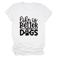 Detail eines weißen Baumwoll-T-Shirts mit Aufdruck life is BETTER WITH DOGS und Pfote - Weiß (Schwarze Schrift)