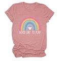 Dettaglio della maglietta rosa cipria con stampa cuore arcobaleno e scritta Good Day to Play - Taglia S / Oro rosa