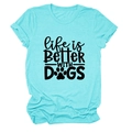 Detailansicht des Life is Better With Dogs Slogans und Pfotenabdrücken auf hellblauem T-Shirt - Tiefwasserblau (Schwarze Schrift)